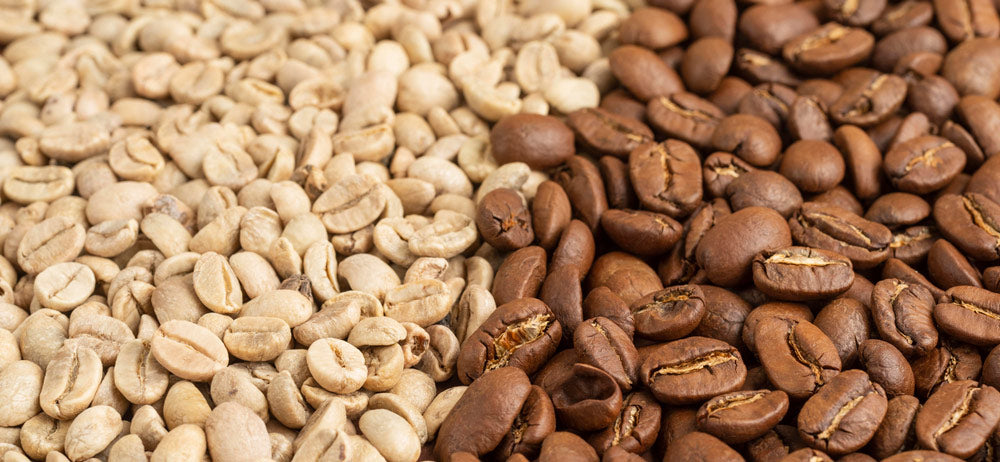 Granos de café verde y granos tostados donde se ve la transformación física